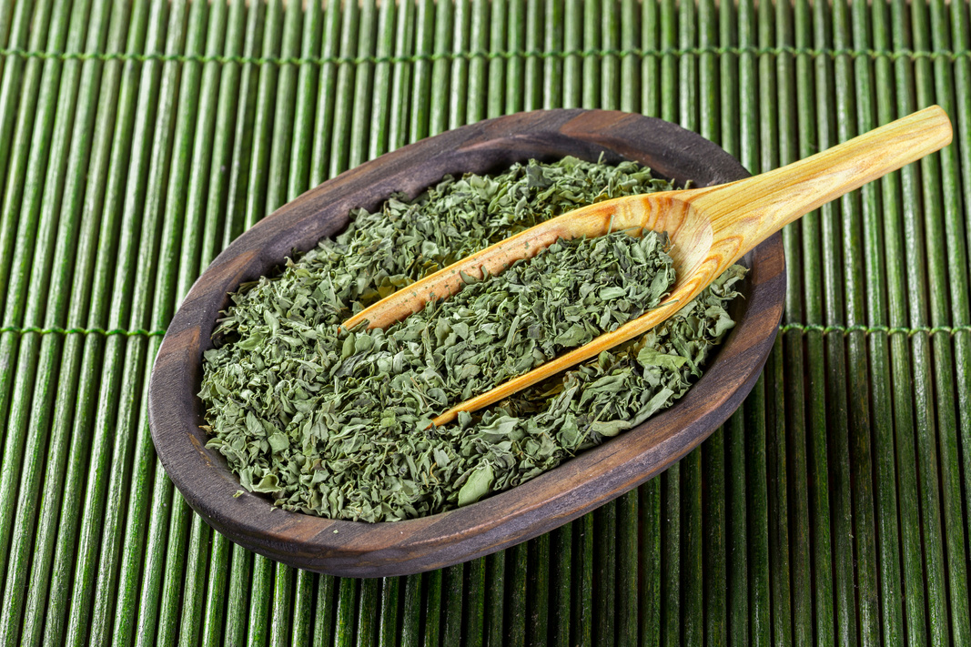 dried moringa leaves